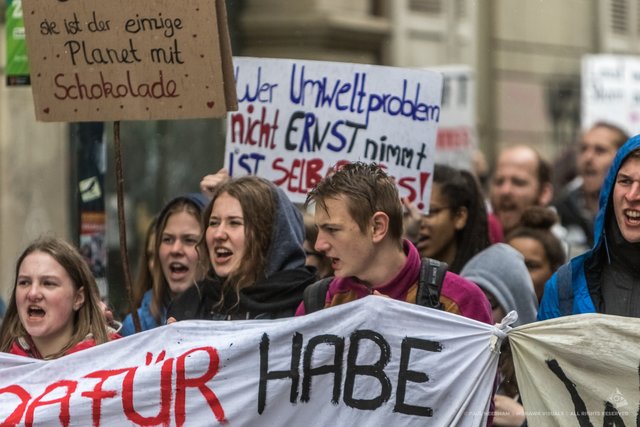  Rund 2.000 Karlsruher Jugendliche haben am Freitag, 26. April, im Rahmen der Aktion "Fridays For Future" wieder für den Klimaschutz demonstriert. | Foto: Paul Needham