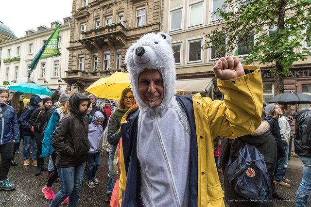  Rund 2.000 Karlsruher Jugendliche haben am Freitag, 26. April, im Rahmen der Aktion "Fridays For Future" wieder für den Klimaschutz demonstriert. | Foto: Paul Needham