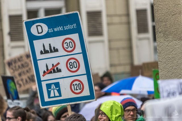  Rund 2.000 Karlsruher Jugendliche haben am Freitag, 26. April, im Rahmen der Aktion "Fridays For Future" wieder für den Klimaschutz demonstriert. | Foto: Paul Needham