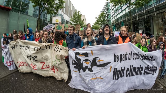  Rund 2.000 Karlsruher Jugendliche haben am Freitag, 26. April, im Rahmen der Aktion "Fridays For Future" wieder für den Klimaschutz demonstriert. | Foto: Paul Needham