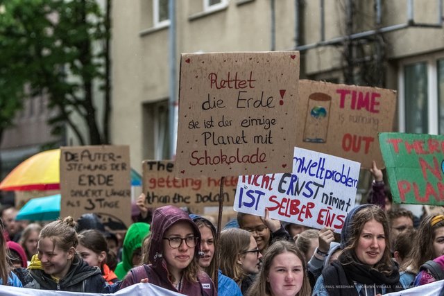  Rund 2.000 Karlsruher Jugendliche haben am Freitag, 26. April, im Rahmen der Aktion "Fridays For Future" wieder für den Klimaschutz demonstriert. | Foto: Paul Needham