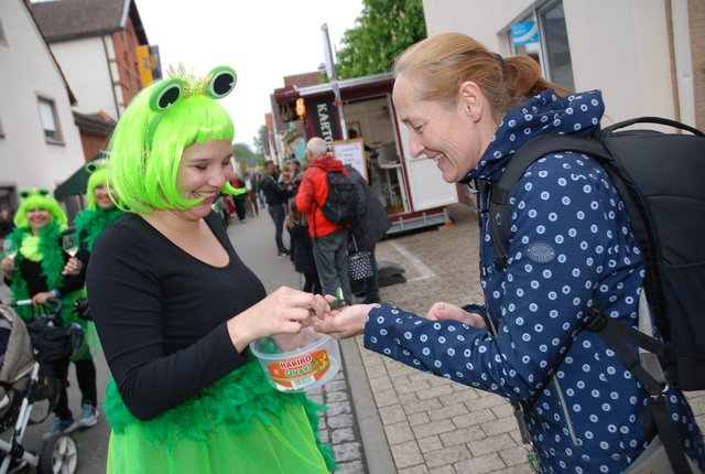 An die hungrigen Zaungäste wurden fleißig Gummifrösche verteilt. | Foto: Pacher