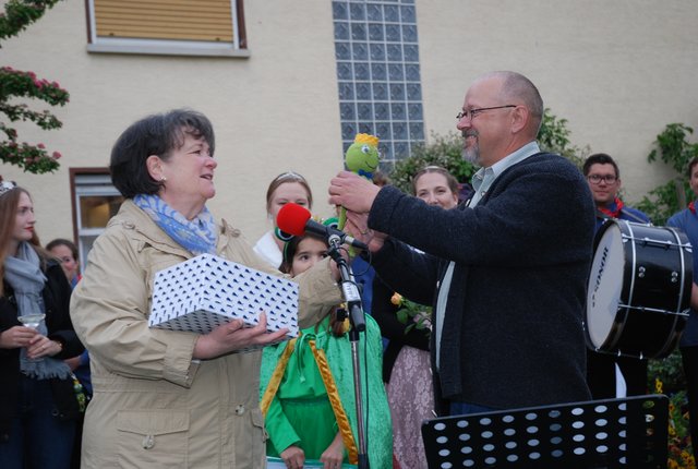 Christine Hoheisel von der Strickstubb überreicht Claus Schick einen speziell für ihn angefertigten "Kerwi". | Foto: Pacher