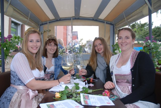Hoheiten unter sich: Im Vordergrund die Lachen-Speyerdorfer Weinprinzessin Natascha Koch und die Andechser Bierprinzessin Lina Roth. | Foto: Pacher