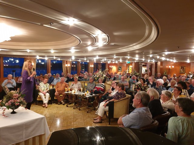 Kabarettistin Anne Vogt begeisterte das Publikum mit pointenreichen Comedy-Einlagen. | Foto: Harald Schönig