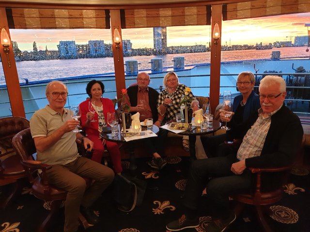 Weinprobe vor traumhafter Sonnenuntergangs- Kulisse vor Hafen-Skyline. | Foto: Harald Schönig 