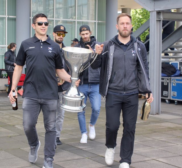 Die beiden Adler-Kapitäne Marcel Goc (links) und Marcus Kink mit dem Objekt der Begierde... | Foto: pete