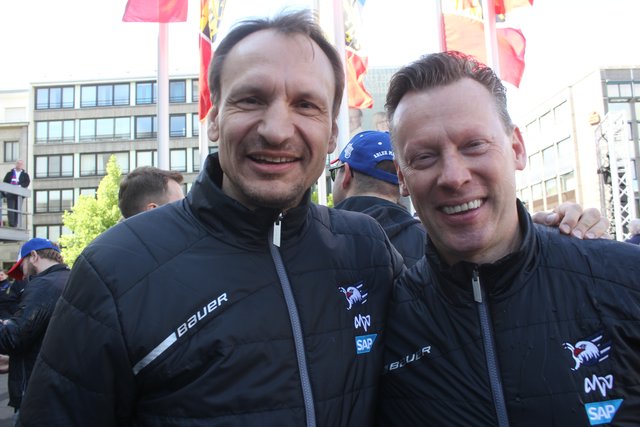 Unzertrennlich: Als Spieler Meister mit den Adlern und jetzt als Trainer-Duo: Pavel Gross (links) und Assistent-Coach Mike Pellegrims. | Foto: pete