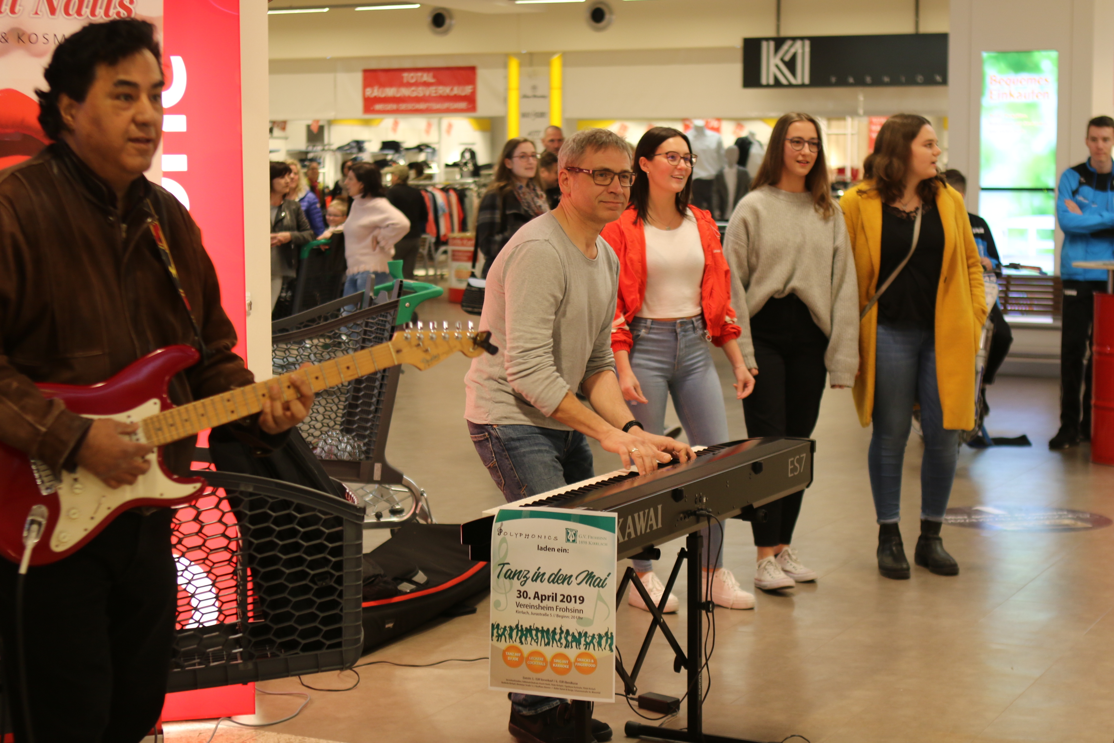 Die Musiker Alfredo Bonilla und Bernd Schmitteckert (v.l.) lockten im Globus immer mehr Sängerinnen und Sänger zum gemeinsamen „Rudelsingen“ der „Polyphonics“ an.