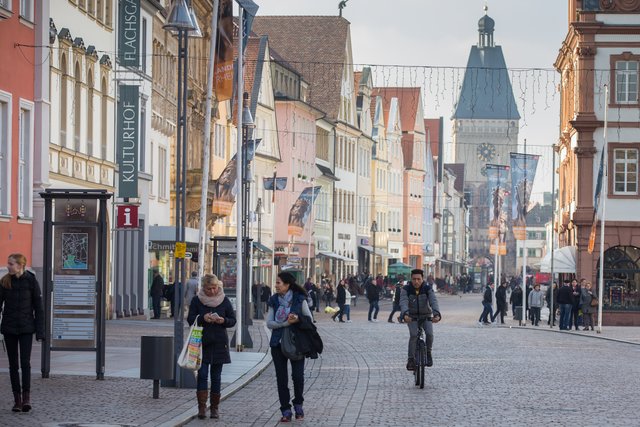 Am Sonntag haben die Geschäte in der Speyerer Innenstadt geöffnet. Foto: Roland Kohls