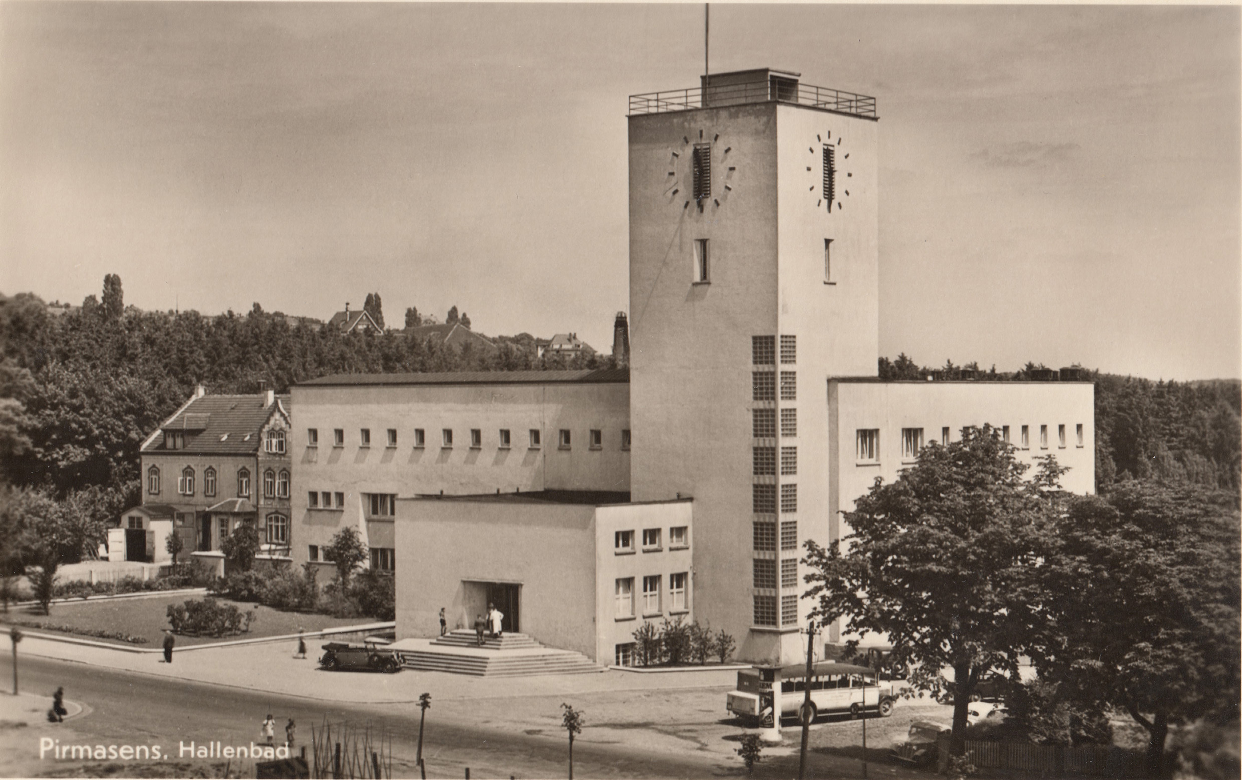 Bäderarchitektur der Goldenen Zwanziger: Das Pirmasenser Stadtbad, entstanden nach Plänen von Oberbaurat August Härter. Foto: Sammlung Stadtarchiv