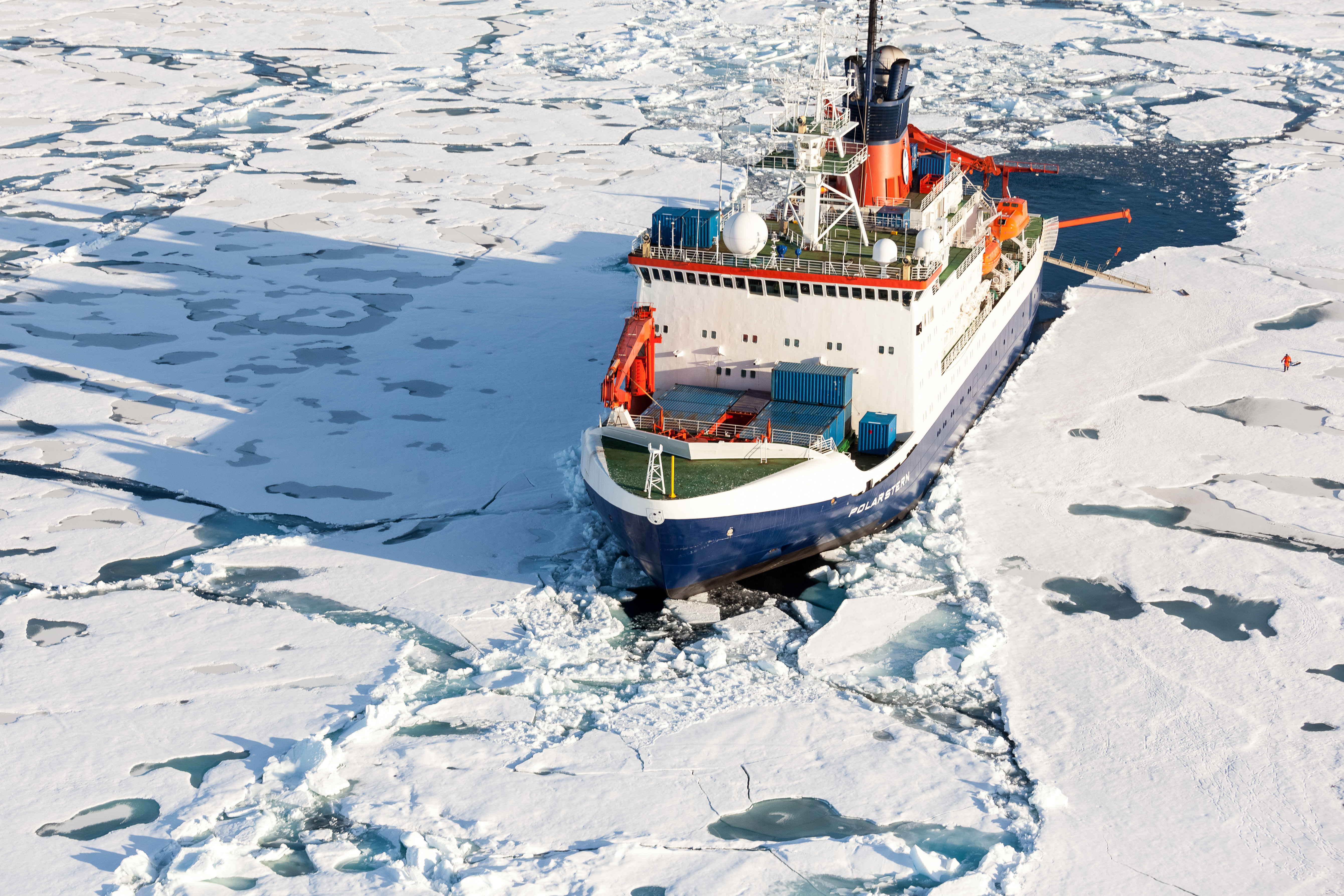 Das deutsche Forschungsschiff Polarstern in der zentralen Arktis, Aufnahme von der Sommer-Expedition 2015.