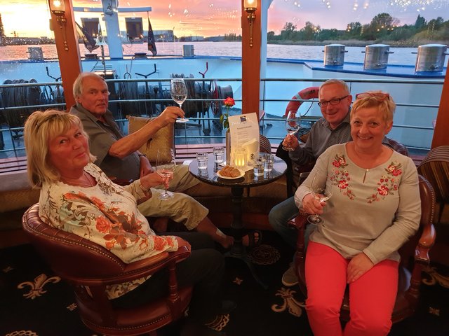 Das Gold im Glas bei der Weinprobe korrespondiert mit dem goldfarbenen Sonnenuntergang auf dem Rhein bei Rotterdam. | Foto: Harald Schönig