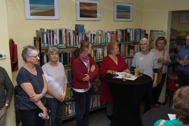 Birgit Leuther von der Stadtbibliothek Zweigstelle Friedrichsfeld und Kristin Hätterich Förderverein der Stadtbücherei Friedrichsfeld eröffnen die Ausstellung | Foto: Michael Kunze