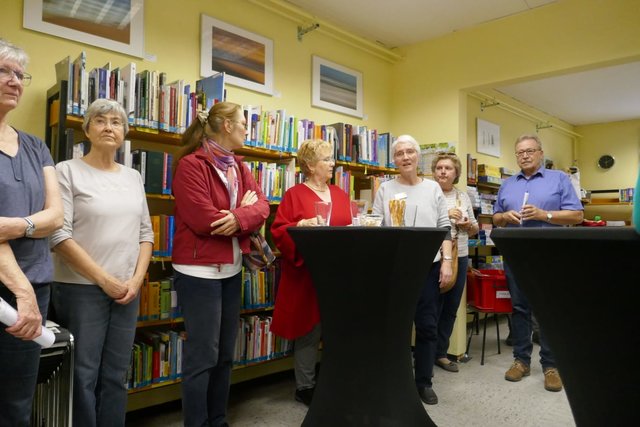 Birgit Leuther begrüßt die Gäste und Künstler der Vernissage | Foto: Beate Seelert