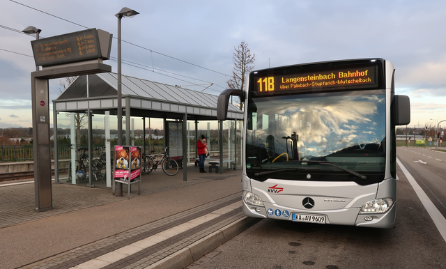 Bus 118 an der Haltestelle Durlach-Zündhütle vor der Abfahrt Richtung Langensteinbach | Foto: Roland Jourdan