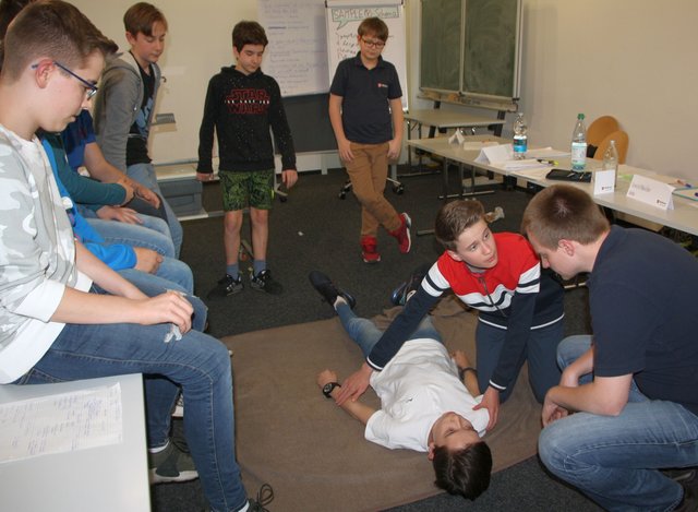 In Übungs-Einheiten konnten die Schülerinnen und Schüler das Gelernte direkt in die Praxis umsetzen.  | Foto: Malteser Speyer