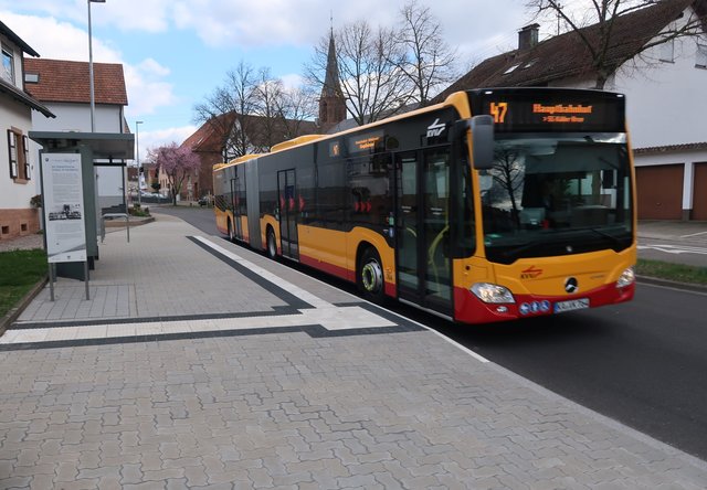 Bus 47 an der neuen Haltestelle Palmbach Kirche. | Foto: Roland Jourdan