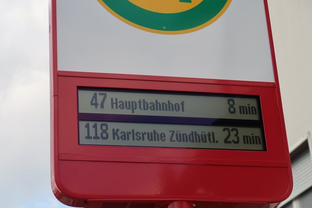 Anzeige der Abfahrzeiten an der Haltestelle Palmbach-Kirche | Foto: Roland Jourdan