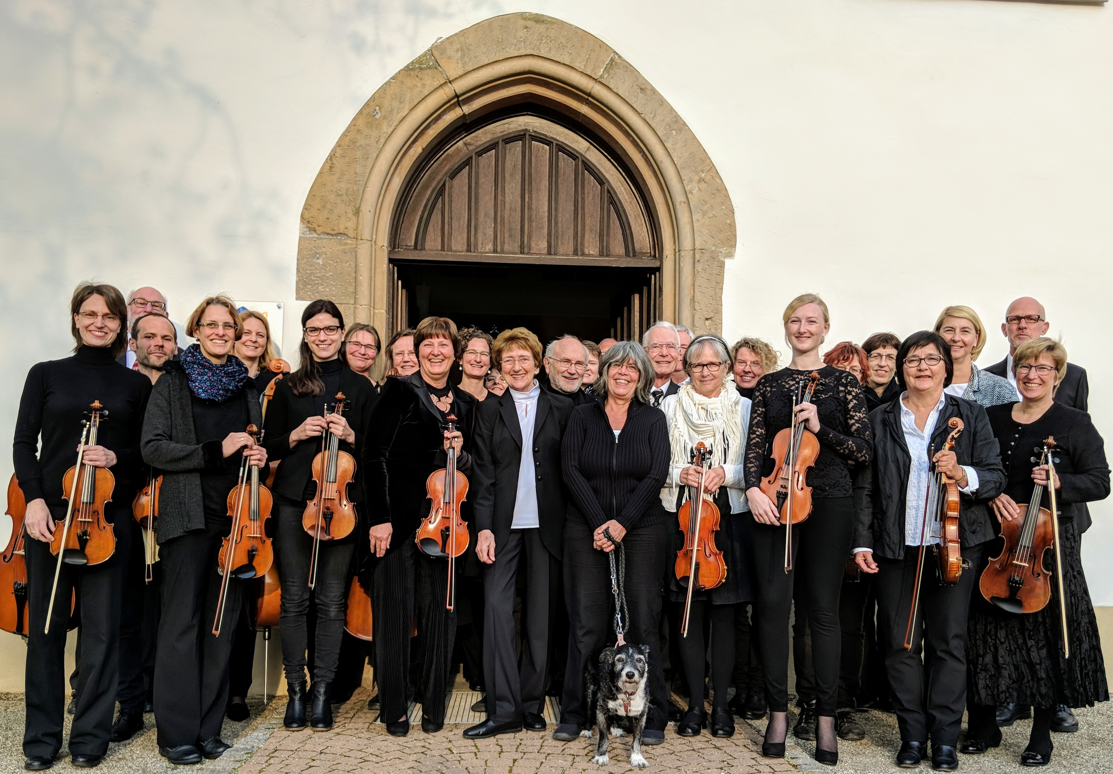Das Kammerorchester Bad Dürkheim unter der Leitung von Gabriele Weiß-Wehmeyer (Mitte).