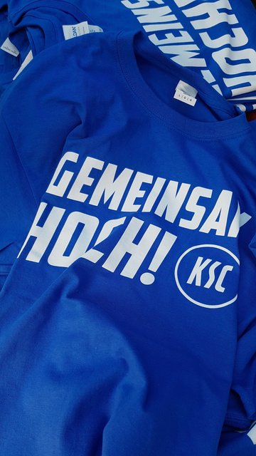 Sichtbares Bekenntnis zum KSC - erhältlich übrigens im Fanshop unter
https://www.ksc.de/fans/fanartikel/fanshop/ | Foto: jow