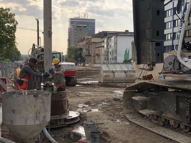 Beton für den Bohrpfahl: Am Karlstor entsteht schon der erste Teil der Baugrubensicherung.  | Foto: Kasig