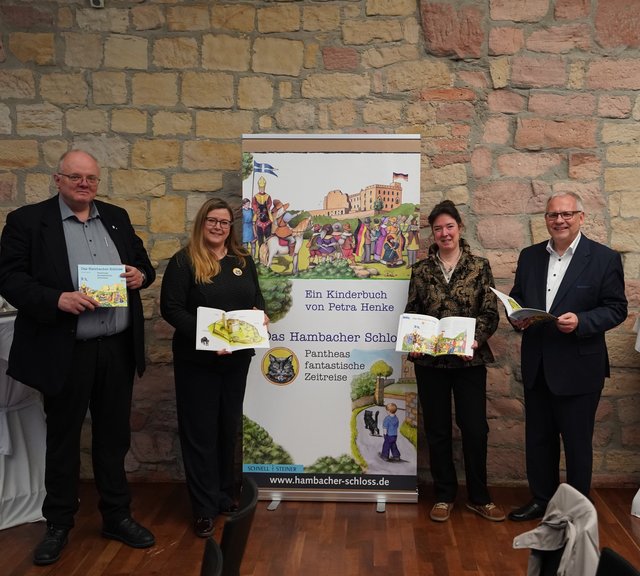 Gruppenbild bei der Buchvorstellung (von links): Rainer Boos,Vertrieb- und Marketingleiter des Verlages Schnell & Steiner, Ulrike Dittrich, Geschäftsführerinder Stiftung Hambacher Schloss, Petra Henke, Autorin und Illustratorin des Buches, Hans-Ulrich Ihlenfeld, Stellvertretender Vorstandsvorsitzender der Stiftung Hambacher Schloss und Landrat des Landkreises Bad Dürkheim. Foto: Stiftung Hambacher Schloss