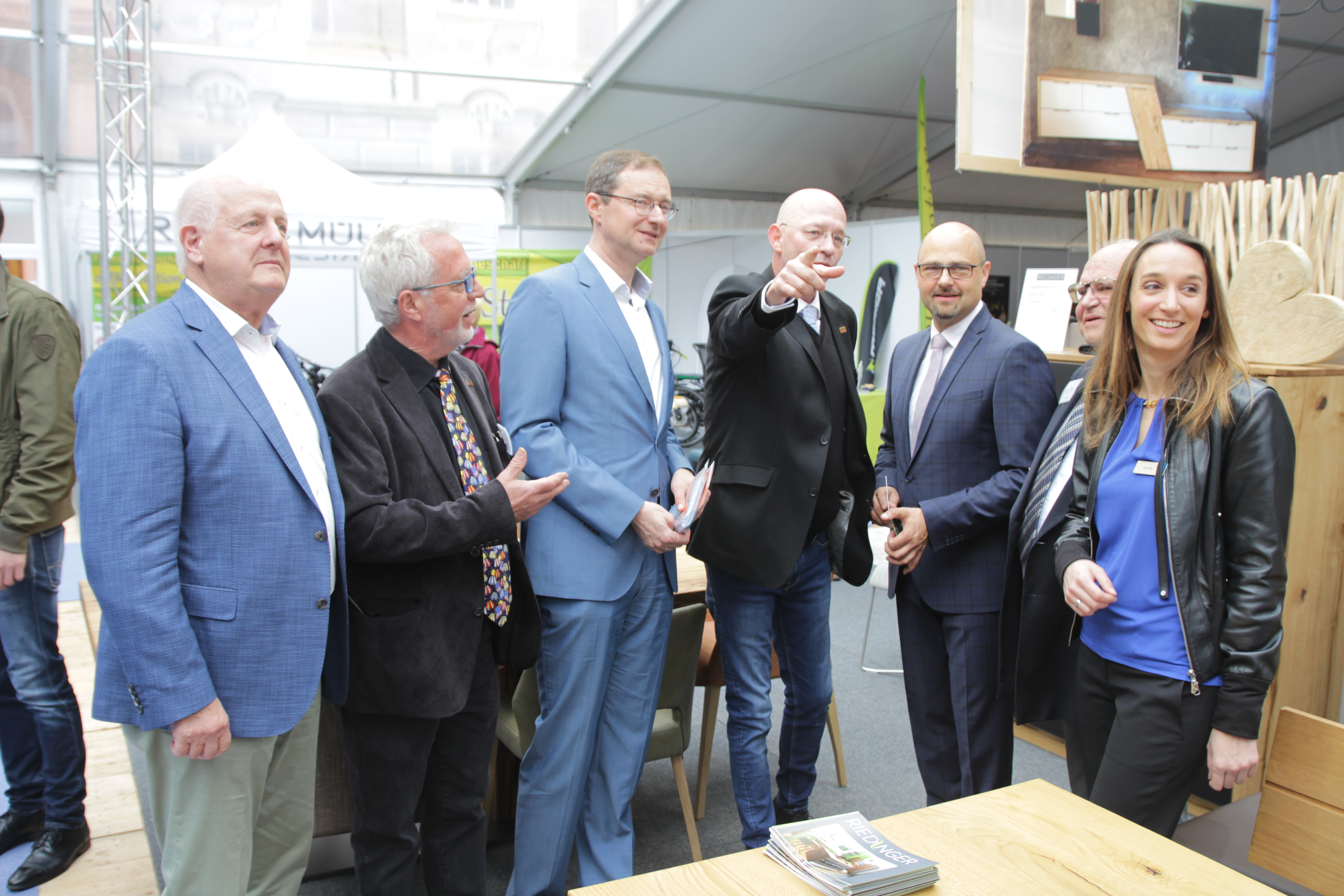 Informierten sich auf einem Rundgang (v.l.): Joachim Wohlfeil, Präsident der Handwerkskammer Karlsruhe, Werner Kehrbeck vom Gewerbeverein Ettlingen, Guido Glania, Geschäftsführer der IHK Karlsruhe, Gewerbeverein-Vorstand Henrik Hotz, OB Johannes Arnold, Hanno Müller vom Gewerbeverein und Citymanagerin Nicole Bär foto: Jow