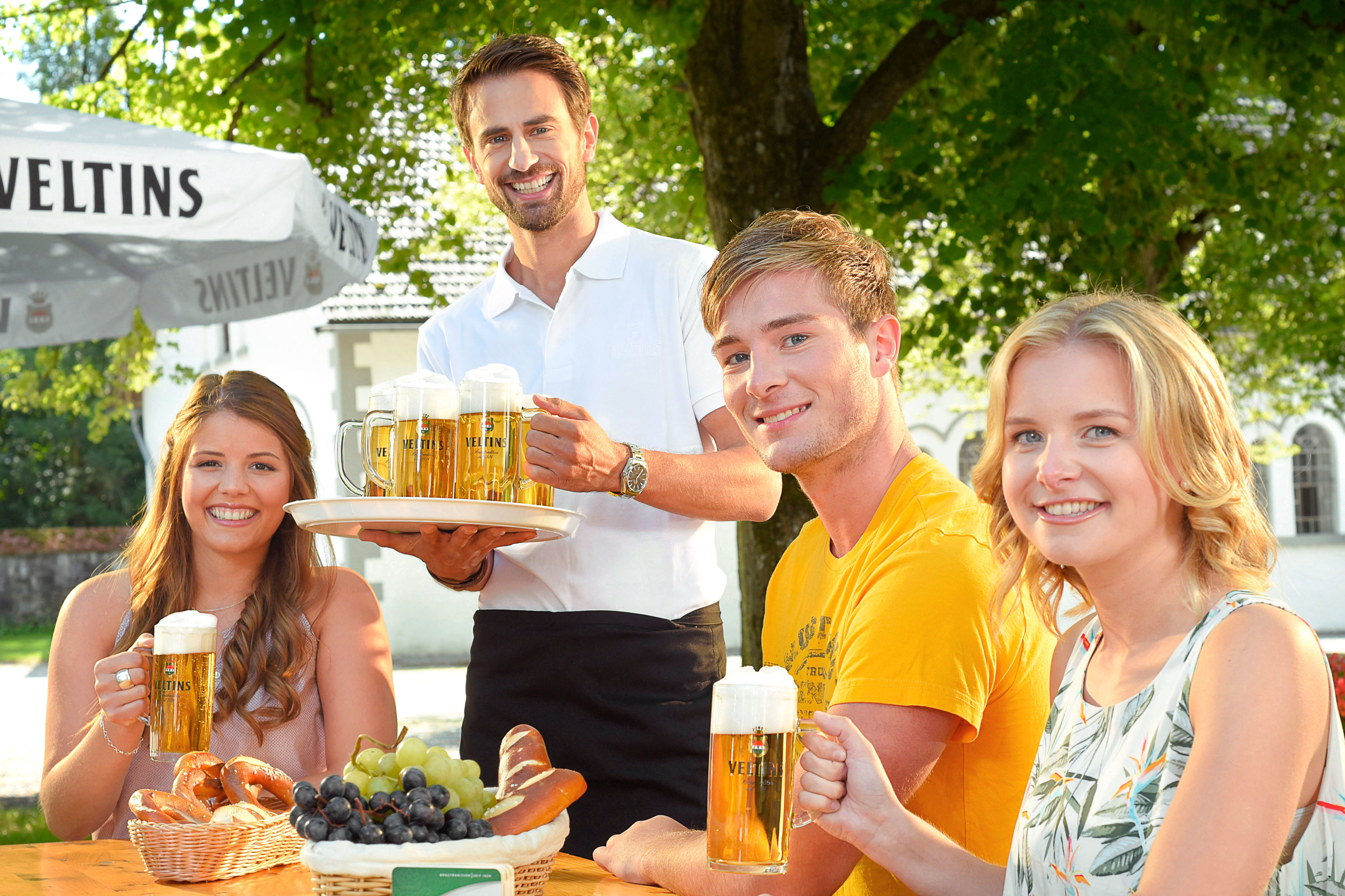 Entspanntes Zusammensein mit Freunden an einem lauen Abend: Die warme Jahreszeit kann man am besten im Biergarten genießen. Foto: djd/Brauerei C. & A. Veltins