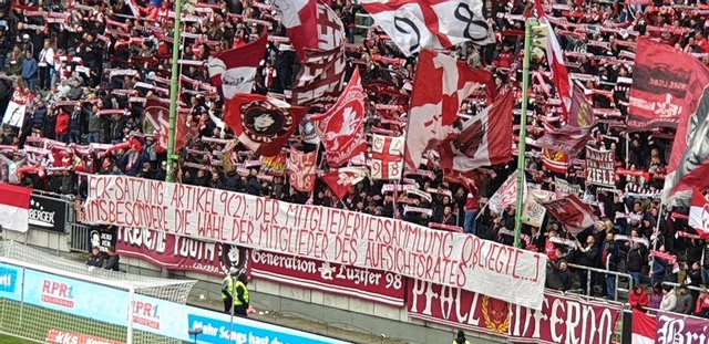Die Westkurve kritisierte Beccas Bedingung, Littig solle zurücktreten, mit einem Banner beim letzten Heimspiel am Samstag, auf dem Artikel 9.2 der Satzung zu lesen war.  | Foto: Jens Vollmer