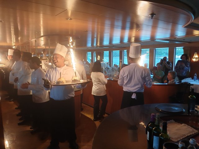 Zum Abschluss des Gala-Diners am letzten Abend gab es die obligatorische Eisbombe mit Feuerwerk. | Foto: Harald Schönig