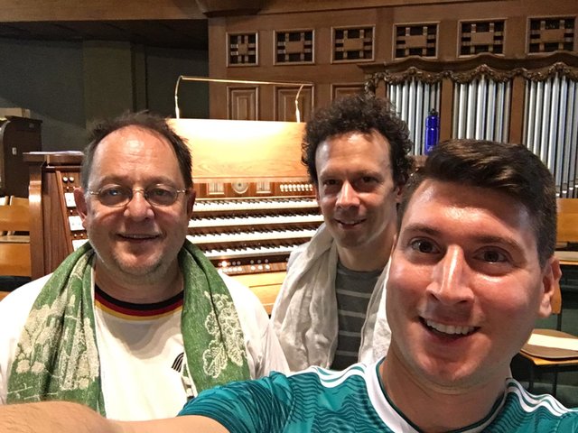 Die Mannheimer Organisten Johannes Michel, Carmenio Ferrulli und Alexander Niehues bei einer Konzertvorbereitung im Sommer 2018.