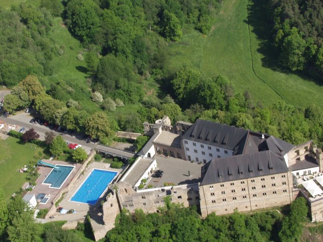Atmosphäre, Natur und Sportgelegenheiten in der Burg-Jugendherberge in Altleiningen. | Foto: Die Jugendherbergen in Rheinland-Pfalz und im Saarland