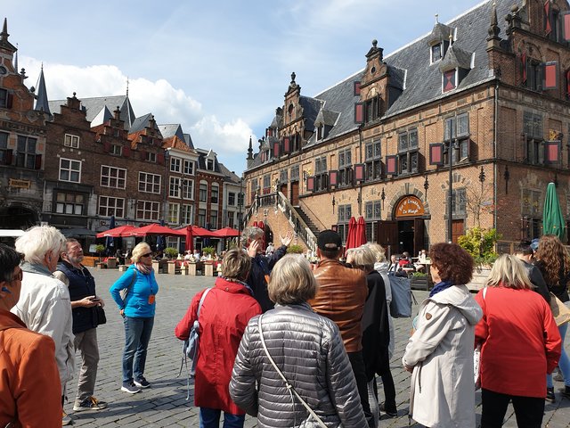 Kundige Fremdenführer erläuterten bei den Stadtrundgängen die historischen Hintergründe und Besonderheiten der jeweiligen Städte wie hier in Nijmegen, der ältesten Stadt der Niederlande. | Foto: Harald Schönig