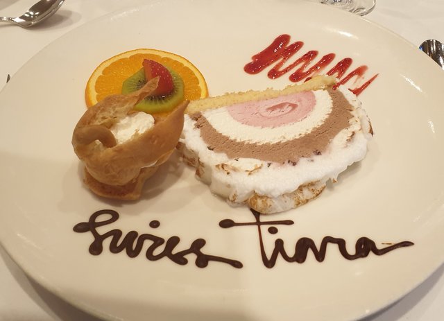 Das letzte Dessert der Reise, bei den Nachtisch-Kreationen beeindruckte das Küchen-Team mit ebenso fantasievollen wie leckeren Ideen. | Foto: Harald Schönig