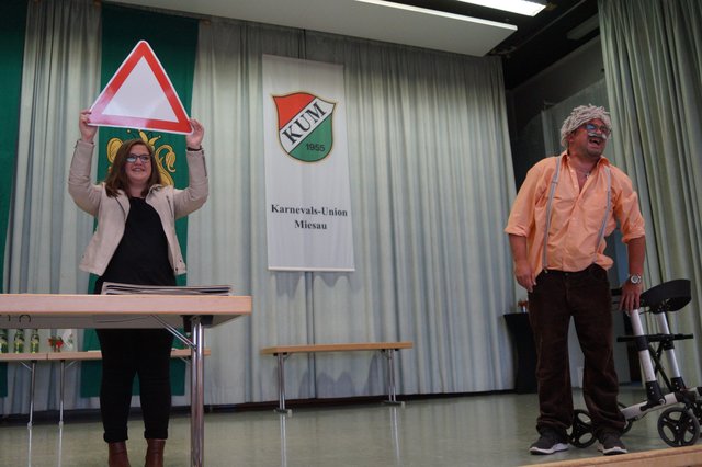 Prinzessin Estelle I. (Estelle Schneider) und Oliver Betzer als „de Härtschd“ zeigten eine Liebesgeschichte in Straßenschildern | Foto: Walter
