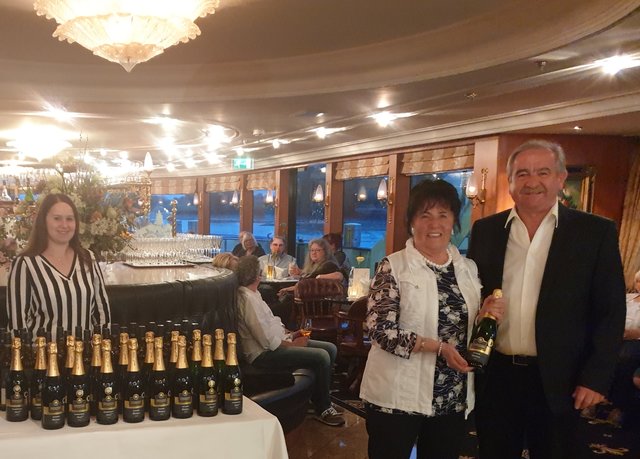 Bei der Verabschiedungsfeier am letzten Abend an Bord wurden etliche Stammgäste der SÜWE-Leserreisen geehrt und mit  Präsenten bedacht. | Foto: Harald Schönig 