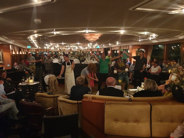 Bei der "Crew-Show" am vorletzten Abend glänzte das "Tiara"Team mit Gesangs-, Tanz- und Slapstick-Darbietungen. | Foto: Harald Schönig