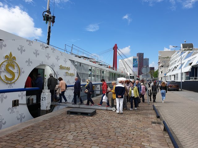 Nach dem interessanten Rundgang in Rotterdam geht es zurück an Bord der "Swiss Tiara". | Foto: Harald Schönig