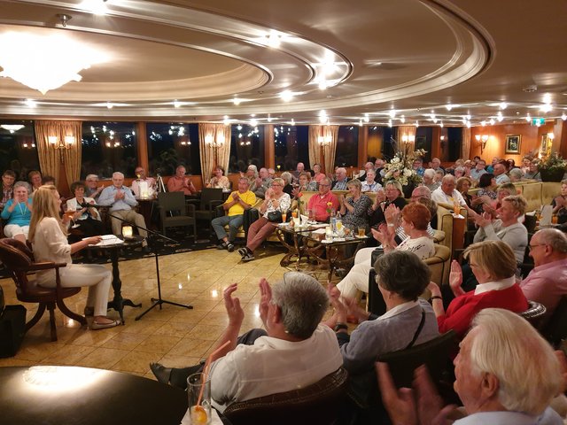 Viel Beifall gab es für die Kabarettistin und Autorin Anne Vogd für ihre humoristischen Einlagen im Rahmen der abendlichen Unterhaltungsprogramme an Bord wie hier bei der Lesung aus ihrem Buch "Ich hab's auch nicht immer leicht mit mir".  | Foto: Harald Schönig