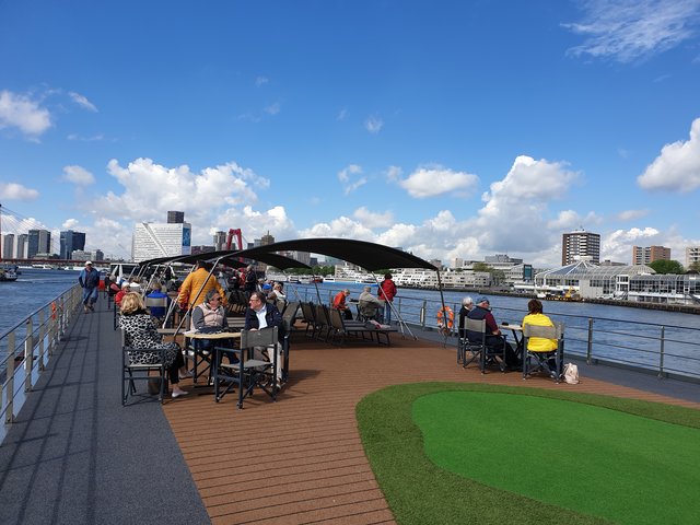 Es gab aber auch genügend sonnige Stunden, in denen die Teilnehmer in enspannter Runde Licht und Luft tanken konnten. | Foto: Harald Schönig