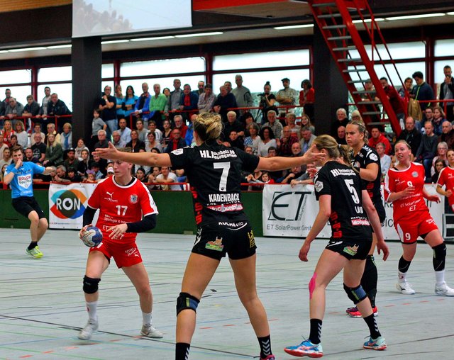 Samira Brand versucht die Lücke zu finden, vor ihr die "Wand", die KIm Land (5) und Marleen Kadenbach (7)  von Buchholz 08-Rosengarten vor ihr aufgebaut haben.
