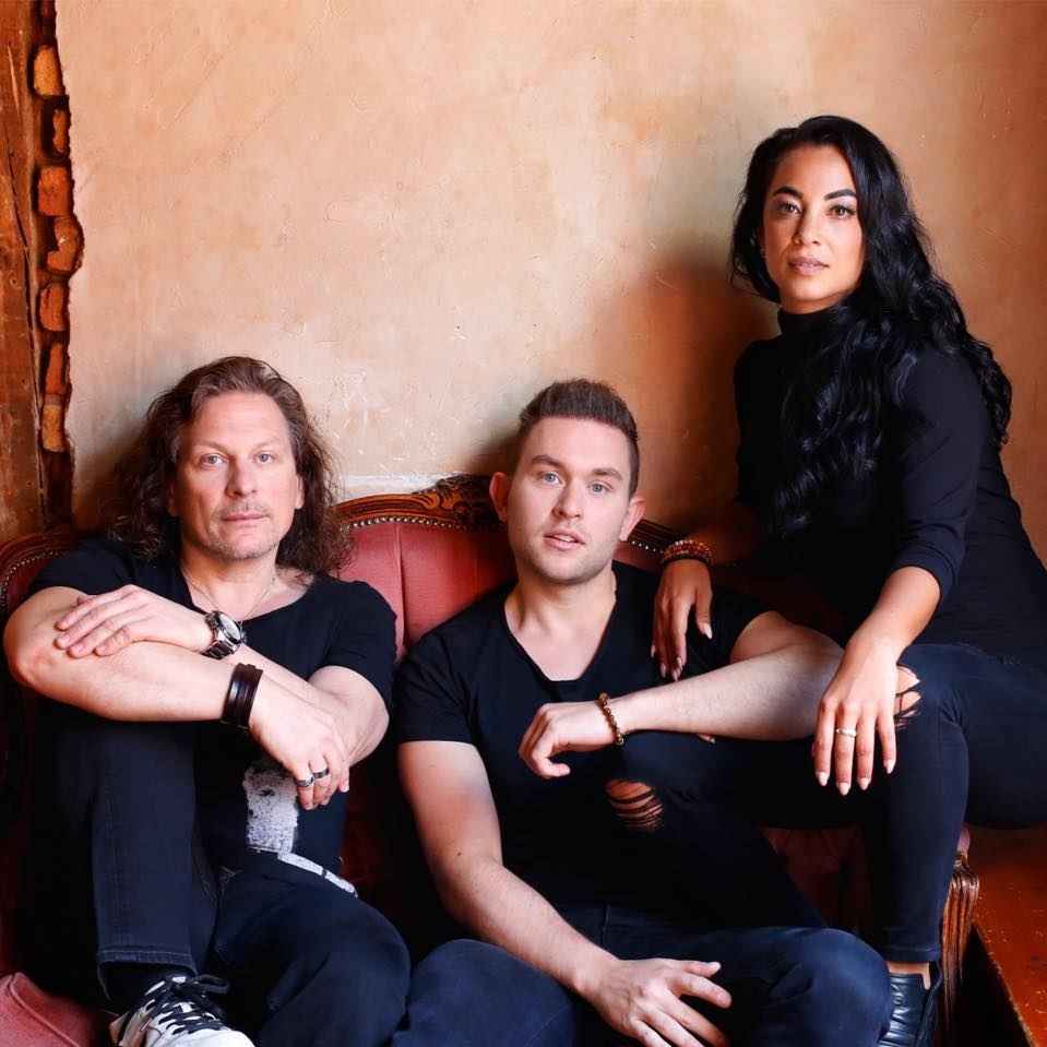 Im Trio sind diese sympathischen Musiker in Höchstform: „One Voice Down“.