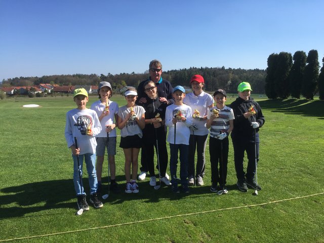 ...und die Größeren mit Golflehrer Robert Newsome  Fotos: ps