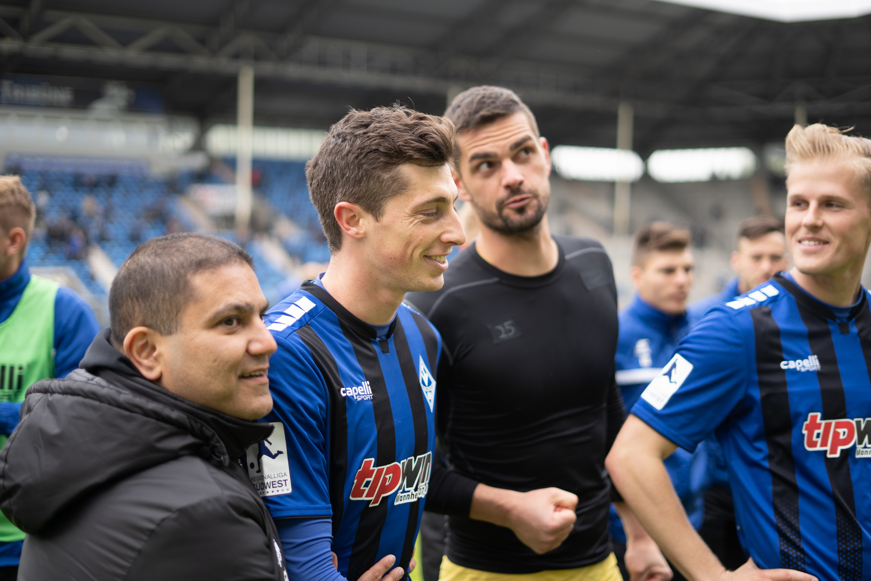 Nach vier Jahren heißt es Abschied nehmen für Jannik Sommer (zweiter von links). Und so genoss dieser nach seinem vorletzten Heimspiel noch einmal das Bad in der Menge. foto: pix
