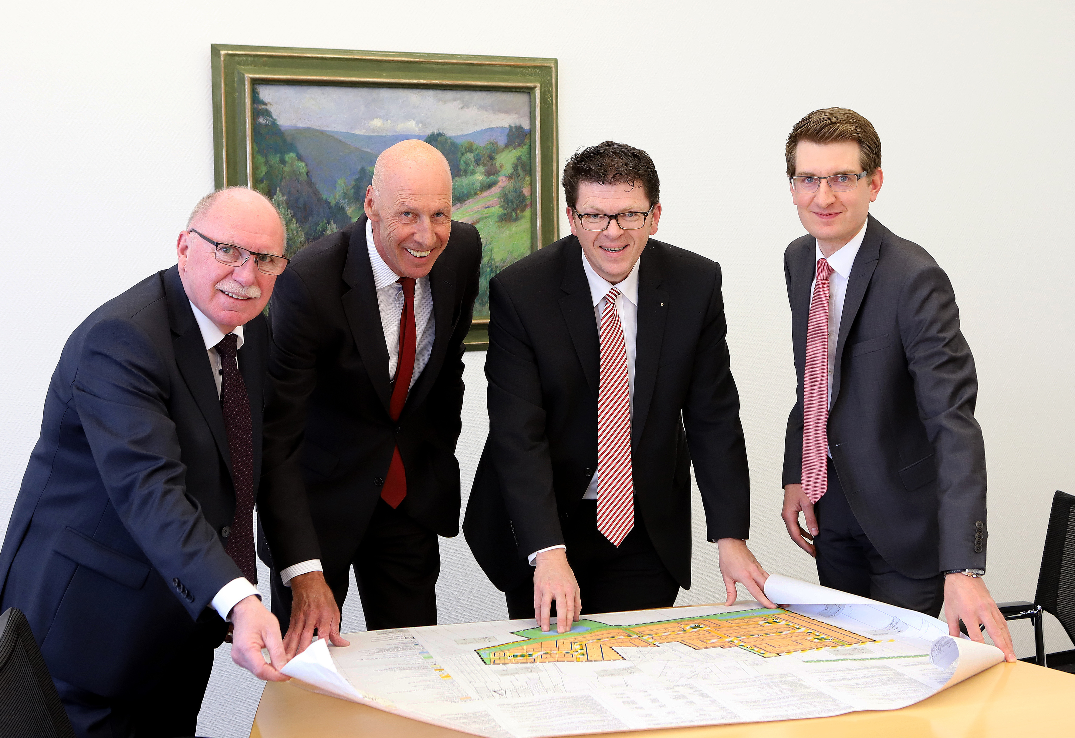 V.l.n.r.: Alois Hellmann, Siegmar Müller (beide Sparkasse Germersheim-Kandel), Bernd Jung und Stefan Langer (beide Sparkasse Südliche Weinstraße) freuen sich über die Gründung der gemeinsamen S-Baugrund Südpfalz GmbH.