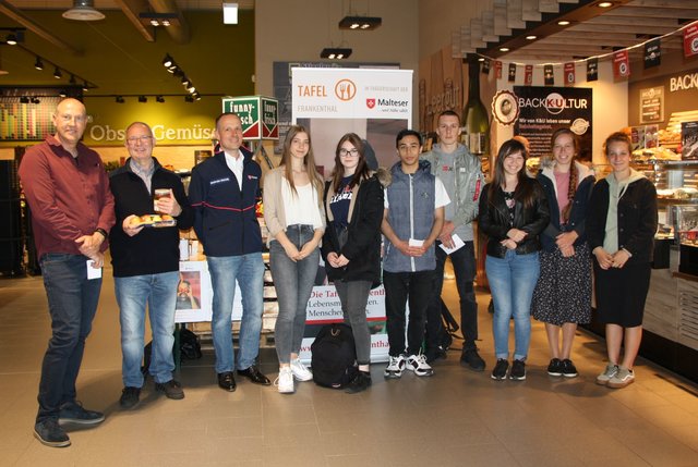 Erfreut über das Spendenergebnis sind die Schülerinnen und Schüler gemeinsam mit Schulleiter Dieter Jäger (links) und den Tafel-Verantwortlichen | Foto: Malteser Frankenthal