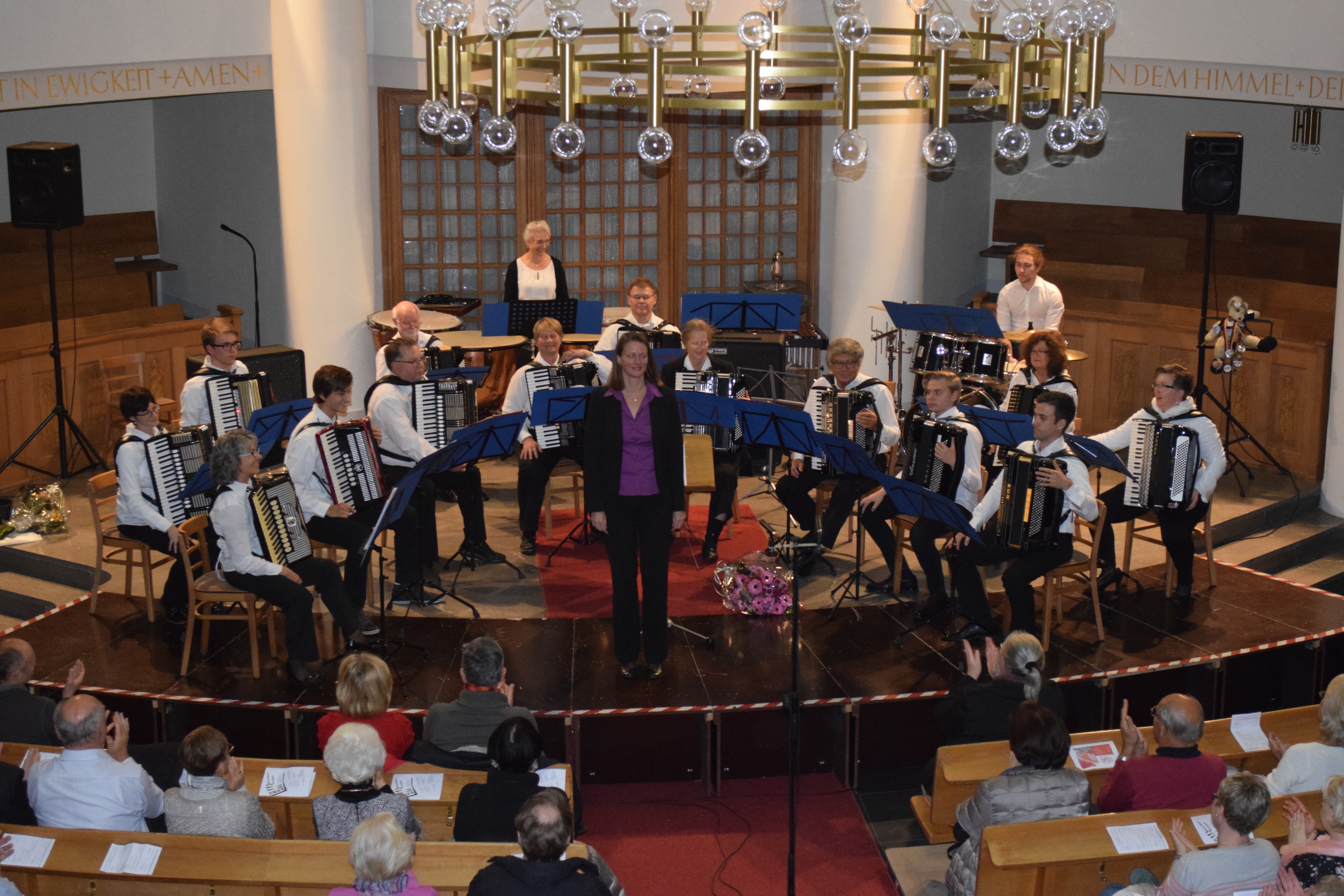 Das 1. Orchester mit seiner Dirigentin in der Zwölf-Apostel-Kirche.