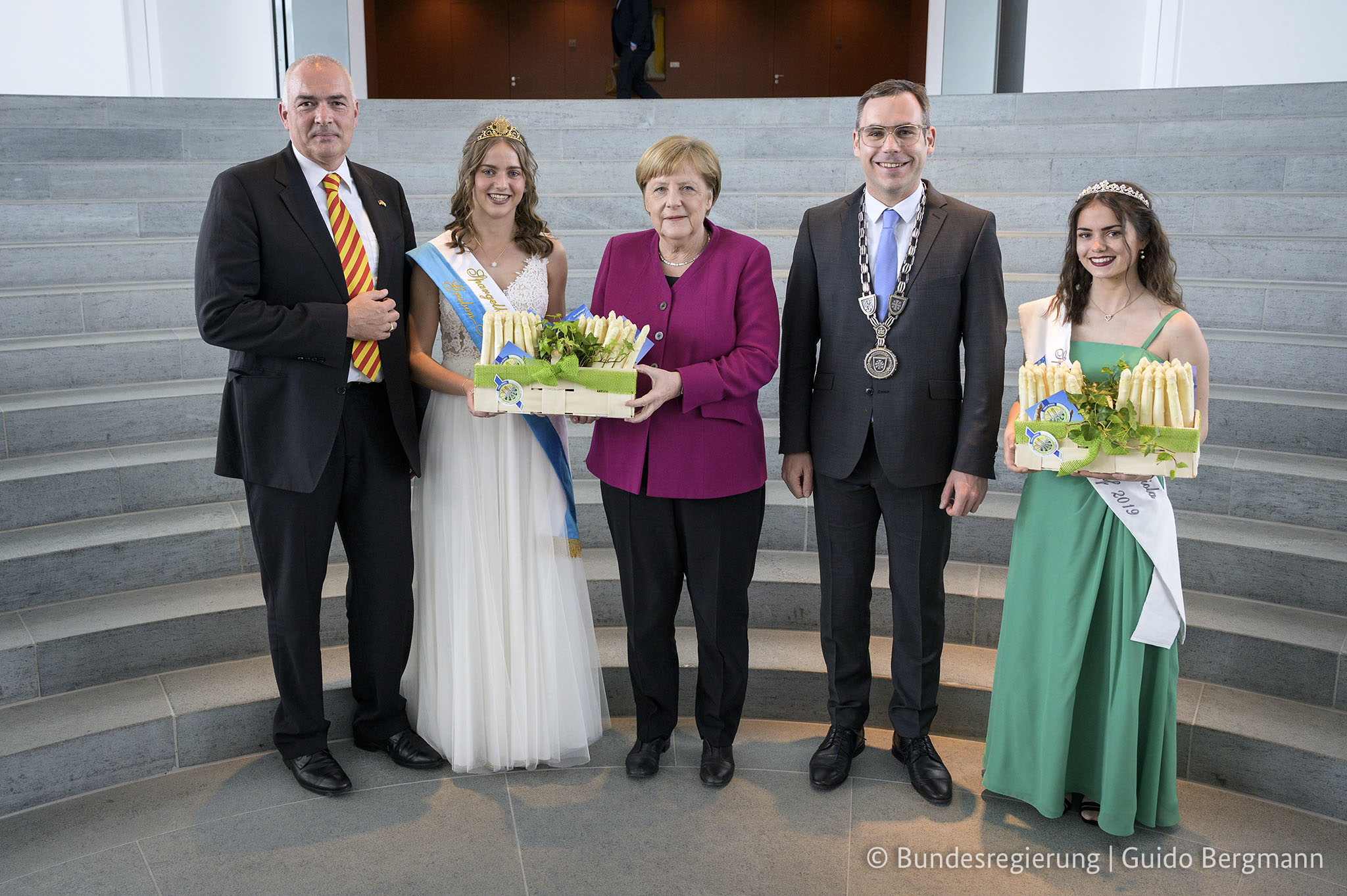 Spargel aus Baden: Bundeskanzlerin Angela Merkel (Mitte) und von links Axel E. Fischer MdB, Spargelkönigin Melissa, Bürgermeister Eheim, Spargelprinzessin Mariola