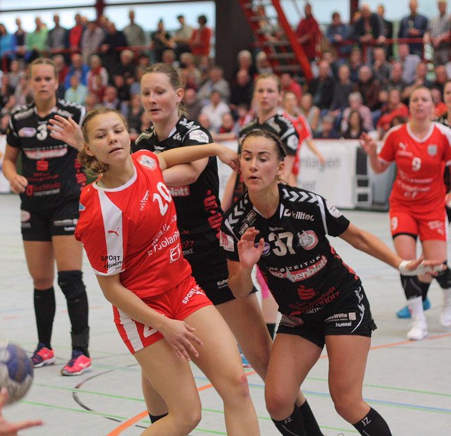 Lea Marmodee gegen Zeliha Puls von Buchholz08-Rosengarten beim verlorenen Spitzenspiel am 27.04.2019